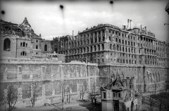 Magyarország, Budapest I., a romos Királyi Palota (később Budavári Palota), balra a lerombolt Lovarda előtt a Lovat fékező csikós szobra., 1945, Vörös Hadsereg, háborús kár, Budapest, Fortepan #175125