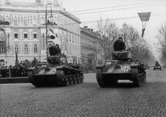 Magyarország, Budapest VI., Kodály körönd (Hitler tér), a Szovjetunióból hazatért csapatok ünnepélyes fogadására rendezett díszszemle 1941. december 14-én., 1941, Fortepan, harckocsi, díszszemle, 38M/42M Toldi, Budapest, zászlódísz, zászló, Fortepan #175126