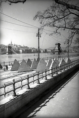 Magyarország, Budapest V., Dunakorzó, tankakadályok a villamossíneken, háttérben a lerombolt Széchenyi Lánchíd., 1945, Vörös Hadsereg, harckocsi akadály, Budapest, Fortepan #175128