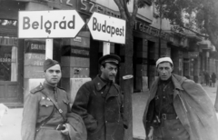 Magyarország, Szeged, a felvétel a Tisza Lajos körút 60. számú ház előtt készült., 1945, Vörös Hadsereg, útjelző tábla, szovjet katona, Fortepan #175130