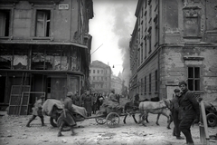 Magyarország, Budapest V., Szervita tér a Bárczy István (Kamermayer Károly) utca felé nézve, jobbra a Városház utca., 1945, Vörös Hadsereg, háborús kár, lovaskocsi, szovjet katona, Budapest, Fortepan #175136