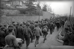 Magyarország, Balatonalmádi, József Attila út (Véghelyi Dezső utca) a Bajcsy-Zsilinszky (Erzsébet királyné) út felől Budatava felé nézve., 1945, Vörös Hadsereg, hadifogoly, szovjet katona, német katona, magyar katona, Fortepan #175137