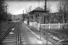 Magyarország, Balatonalmádi, (ekkor Balatonalmádi fürdő) vasútállomás., 1945, Vörös Hadsereg, vasútállomás, villanyoszlop, sínpálya, kerítés, felirat, Fortepan #175138