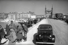 Magyarország, Budapest V.,Budapest IX.,Budapest XI., Szabadság híd, a pontonhíddal kiegészített hídroncs a Szent Gellért tér felől nézve., 1945, Vörös Hadsereg, szovjet katona, automobil, Steyr 50/55 Baby, rendszám, Budapest, Fortepan #175141