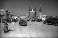 Magyarország, Budapest XI., Szabadság híd, a pontonhíddal kiegészített hídroncs a Szent Gellért térről nézve., 1945, Vörös Hadsereg, teherautó, szovjet katona, Budapest, cirill írás, forgalomirányítás, őrbódé, Sztálin ábrázolás, Ford-márka, plakát, Ford G8T, Fortepan #175144