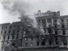 Magyarország, Budapest I., a lerombolt, égő Királyi Palota (később Budavári Palota) a Tabán felől nézve., 1945, Vörös Hadsereg, háborús kár, Budapest, füst, Fortepan #175146