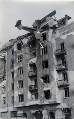 Magyarország, Budapest I., az Attila út 35. (Attila körút 2.) számú épületbe csapódott vitorlázó repülőgép., 1945, Vörös Hadsereg, háborús kár, repülőgép, járműroncs, Budapest, vitorlázó repülőgép, Fortepan #175151