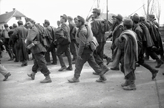 Magyarország, Balatonalmádi, József Attila út (Véghelyi Dezső utca) Budatava nyaralótelep felé nézve. Jobbra a Vak Bottyán utcával szembeni vasúti átjáró., 1945, Vörös Hadsereg, hadifogoly, magyar katona, Fortepan #175154