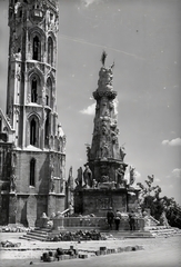 Magyarország, budai Vár, Budapest I., Szentháromság tér, Szentháromság-szobor. Balra a Mátyás-templom., 1945, Vörös Hadsereg, szentháromság szobor, Budapest, Fortepan #175156