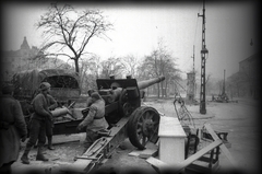 Magyarország, Budapest VIII., Kálvária tér., 1945, Vörös Hadsereg, szovjet katona, lőszer, tüzérség, Budapest, ágyú, villanyoszlop, hirdetőoszlop, ML-20 tarack, 152 mm tarack, Fortepan #175160