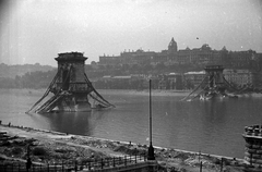 Magyarország, Budapest V.,Budapest I., a lerombolt Lánchíd és a Királyi Palota (később Budavári Palota) a Széchenyi István (Ferenc József) tér felől nézve., 1945, Vörös Hadsereg, háborús kár, hídroncs, Budapest, Fortepan #175162