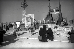 Magyarország, Budapest XI., Szabadság híd, a pontonhíddal kiegészített hídroncs a Szent Gellért térről nézve., 1945, Vörös Hadsereg, apáca, propaganda, Sztálin ábrázolás, Budapest, cirill írás, plakát, Fortepan #175163