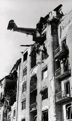 Magyarország, Budapest I., az Attila út 35. (Attila körút 2.) számú épületbe csapódott vitorlázó repülőgép., 1945, Vörös Hadsereg, háborús kár, repülőgép, járműroncs, Budapest, vitorlázó repülőgép, Fortepan #175165