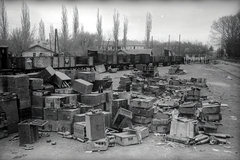 Magyarország, Balatonalmádi, (ekkor Balatonalmádi fürdő) vasútállomás. Háttérben a Széchenyi sétány moziépülete (később Polgármesteri Hivatal)., 1945, Vörös Hadsereg, pályaudvar, lőszer, láda, Fortepan #175166