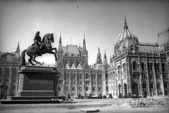 Magyarország, Budapest V., Kossuth Lajos tér, II. Rákóczi Ferenc szobor (Pásztor János, 1937.) és a Parlament., 1945, Vörös Hadsereg, országház, lovas szobor, Budapest, hadisír, Fortepan #175168