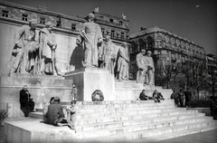 Magyarország, Budapest V., Kossuth Lajos tér, Kossuth emlékmű (Horvay János, 1927.)., 1945, Vörös Hadsereg, koszorú, Budapest, szoborcsoport, Fortepan #175169