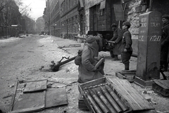 Magyarország, Budapest VIII., Mária utca az Üllői út felől a Baross utca felé nézve., 1945, Vörös Hadsereg, szovjet katona, lőszer, taxiállomás, tüzérség, Budapest, páncéltörő ágyú, Fortepan #175170