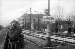 Magyarország, Budapest XIX., Üllői út a Kossuth térnél., 1945, Vörös Hadsereg, szovjet katona, propaganda, Budapest, cirill írás, forgalomirányítás, karszalag, villamosmegálló, Fortepan #175179