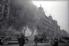 Magyarország, Budapest XIII., Nyugati (Berlini) tér a Váci út felé nézve., 1945, Vörös Hadsereg, háborús kár, teherautó, Budapest, füst, tűz, Fortepan #175183