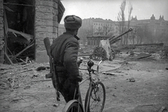 Magyarország, Budapest VIII., Kálvária tér - Losonci utca sarok., 1945, Vörös Hadsereg, kerékpár, háborús kár, szovjet katona, gépfegyver, Budapest, páncéltörő ágyú, 10.5 cm leFH 18 tarack, Fortepan #175184