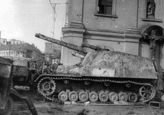 Magyarország, Tabán, Budapest I., Döbrentei tér, az Alexandriai Szent Katalin-templom előtt egy elhagyott német Hummel önjáró löveg., 1945, Vörös Hadsereg, harckocsi, szovjet katona, Budapest, M30 tarack, rohamlöveg, Sonderkraftfahrzeug 165, Fortepan #175187