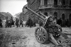 Magyarország, Budapest VIII., Kálvária tér, szemben az Illés (Romanelli) utca házsora, jobbra a Losonci utca torkolata., 1945, Vörös Hadsereg, hadifogoly, német katona, magyar katona, Budapest, páncéltörő ágyú, Fortepan #175193