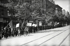 Magyarország, Budapest VIII., a Rákóczi út páratlan oldala a Szentkirályi utca felé nézve, középen az Uránia mozi., 1945, Vörös Hadsereg, kerékpár, felvonulás, transzparens, Budapest, Fortepan #175195