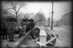 Magyarország, Budapest VIII., Kálvária tér., 1945, Vörös Hadsereg, szovjet katona, lőszer, tüzérség, Budapest, ML-20 tarack, 152 mm tarack, Fortepan #175209