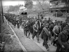 Magyarország, Balatonalmádi, József Attila út (Véghelyi Dezső utca) a városközpont felé nézve., 1945, Vörös Hadsereg, hadifogoly, német katona, magyar katona, Fortepan #175223