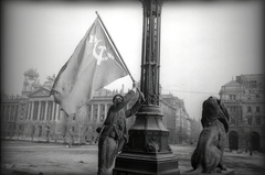 Magyarország, Budapest V., Kossuth Lajos tér, oroszlán szobor a Parlament lépcsőjénél. Háttérben az Igazságügyi Palota, jobbra Földművelésügyi Minisztérium épülete., 1945, Vörös Hadsereg, Budapest, szovjet katona, zászló, szobor, oroszlán, Fortepan #175225