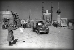 Magyarország, Budapest XI., Szabadság híd, a pontonhíddal kiegészített hídroncs a Szent Gellért térről nézve., 1945, Vörös Hadsereg, Budapest, katona, teherautó, Sztálin ábrázolás, forgalomirányítás, Ford-márka, Ford G8T, Fortepan #175229