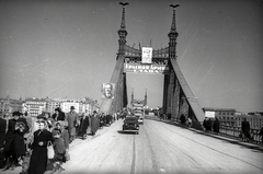 Magyarország, Budapest V.,Budapest IX.,Budapest XI., Szabadság híd, a pontonhíddal kiegészített hídroncs a Szent Gellért tér felől nézve., 1945, Vörös Hadsereg, Budapest, járókelő, politikai dekoráció, automobil, Fortepan #175230