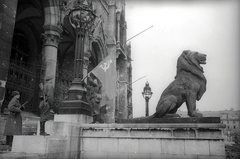 Magyarország, Budapest V., Kossuth Lajos tér, Parlament., 1945, Vörös Hadsereg, Budapest, lámpaoszlop, szovjet katona, zászló, szobor, oroszlán, Fortepan #175231