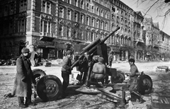 Magyarország, Budapest VIII., a József körút Pál utca és Csepreghy utca közötti szakasza a Nap utcától nézve., 1945, Vörös Hadsereg, Budapest, szovjet katona, Fortepan #175233