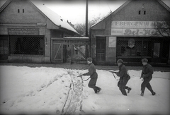 Magyarország, Budapest XXI., Csepel, II. Rákóczi Ferenc út., 1945, Vörös Hadsereg, Budapest, szovjet katona, fegyver, hó, üzletportál, futás, Fortepan #175235