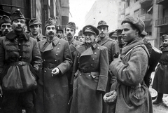 Magyarország, Budapest IX., Kinizsi utca a Ráday utca felől nézve., 1945, Vörös Hadsereg, Budapest, katona, szovjet katona, fegyver, tiszt, bajusz, cigaretta, Bocskai-kabát, PPS géppisztoly, Fortepan #175237