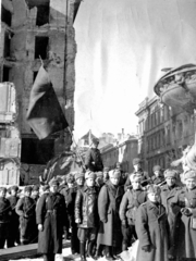 Magyarország, Budapest V., Kálvin tér, szemben a Kecskeméti utca., 1945, Vörös Hadsereg, Budapest, szovjet katona, zászló, Fortepan #175244