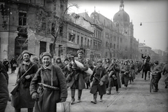 Magyarország, Budapest IX., Üllői út a Nagykörút felől nézve, szemben az Iparművészeti Múzeum., 1945, Vörös Hadsereg, szecesszió, múzeum, fegyver, Lechner Ödön-terv, szovjet katona, lovas, gépfegyver, Budapest, Art Nouveau, Pártos Gyula-terv, Fortepan #175249