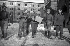 Magyarország, Budapest VIII., Harminckettesek tere., 1945, Vörös Hadsereg, tangóharmonika, szovjet katona, gépfegyver, Budapest, Fortepan #175258