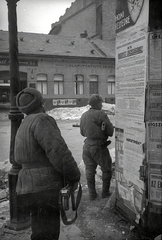 Magyarország, Budapest VIII., Práter utca - Illés (Romanelli) utca sarok, szemben az Illés (Romanelli) utca 14., 1945, Vörös Hadsereg, Budapest, lámpaoszlop, szovjet katona, fegyver, hirdetmény, Fortepan #175259