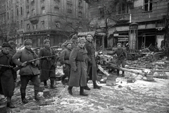 Magyarország, Budapest VIII., József körút, szemben a Corvin (Kisfaludy) köz. Elöl kimagaslik Lebigy Nyikolaj Szergejevics szovjet alezredes., 1945, Vörös Hadsereg, Budapest, szovjet katona, fegyver, tiszt, Fortepan #175265