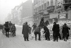 Hungary, Budapest VII., Rákóczi út a Szövetség utcától a Hársfa utca felé nézve., 1945, Vörös Hadsereg, Budapest, soldier, women, men, brick, Horse-drawn carriage, Fortepan #175275