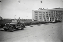 Ukraine,Zakarpattia Oblast, Uzhgorod, plosa Narodna (ekkor Horthy Miklós tér), jobbra a Kormányzósági palota (volt parlament, ma a Kárpátaljai területi adminisztráció székháza)., 1944, Vörös Hadsereg, Willys-brand, off-roader, Fortepan #175285