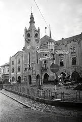 Ukraine,Zakarpattia Oblast, Mukachevo, Duhnovics (ekkor Horthy Miklós) tér, Városháza., 1944, Vörös Hadsereg, road signs, Fortepan #175289