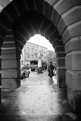 Ukraine,Zakarpattia Oblast, Mukachevo, kilátás a Városháza árkádjai alól a Duhnovics tér déli része (akkor Rákóczi utca) felé., 1944, Vörös Hadsereg, archway, Fortepan #175292