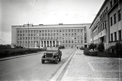 Ukraine,Zakarpattia Oblast, Uzhgorod, plosa Narodna (ekkor Horthy Miklós tér), szemben a Kormányzósági palota (volt parlament, ma a Kárpátaljai területi adminisztráció székháza)., 1944, Vörös Hadsereg, Willys-brand, off-roader, Fortepan #175299