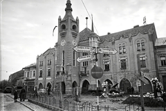 Ukraine,Zakarpattia Oblast, Mukachevo, Duhnovics (ekkor Horthy Miklós) tér, Városháza., 1944, Vörös Hadsereg, public building, road signs, Fortepan #175314