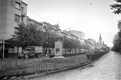 Ukraine,Zakarpattia Oblast, Mukachevo, Cirill és Metód tér (ekkor Horthy Miklós utca), a távolban a Tours-i Szent Márton-székesegyház., 1944, Vörös Hadsereg, commercial vehicle, street view, Fortepan #175317