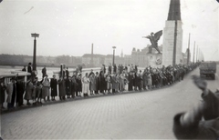 Magyarország, Budapest XI., Petőfi (Horthy Miklós) híd budai hídfője, a felosztott Jugoszlávia felé átvonuló német csapatokat köszöntő budapestiek a Haditengerészeti Hősi Emlékműnél., 1941, Fortepan, Budapest, szobor, rakpart, Fortepan #175329