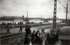 Magyarország, Budapest II., Árpád fejedelem útja, a felosztott Jugoszlávia felé átvonuló német csapatokat köszöntő budapestiek a szentendrei HÉV végállomásánál. Háttérben a Margit híd., 1941, Fortepan, Budapest, Duna, tömeg, híd, Fortepan #175331